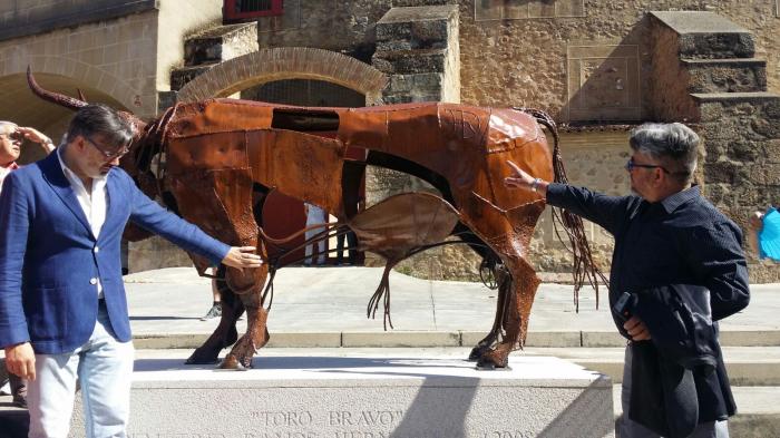 Plasencia inaugura una estatua del escultor Demetrio Ramos como homenaje a la fiesta de los toros
