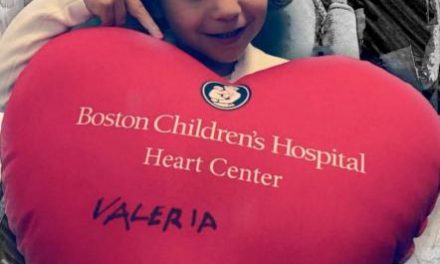 La niña enferma de Carcaboso abandona el hospital tras su primera intervención en Boston