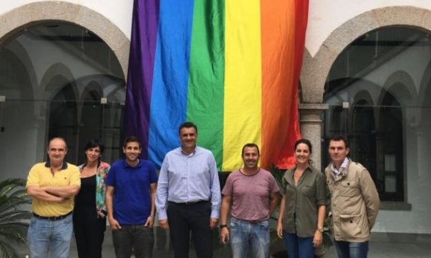 Coria pinta los pasos de peatones con los colores del arcoíris para celebrar el Día del Orgullo Gay