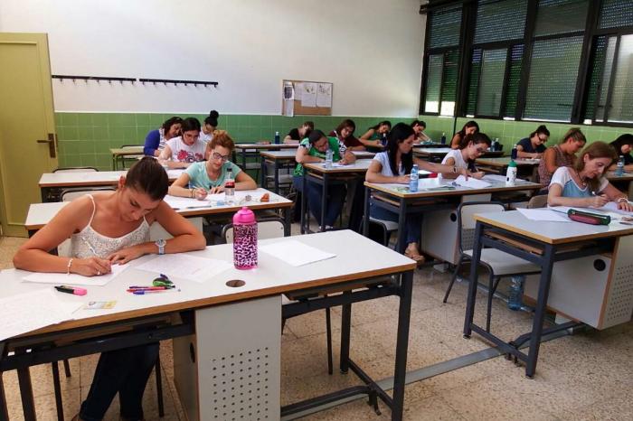 Cerca de 5.500 personas participan en el primer examen de las oposiciones de maestro en Extremadura