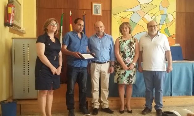 Asecoc premia a Luis Miguel Crespo por obtener el mejor expediente en la especialidad de Mecánica del IES Alagón