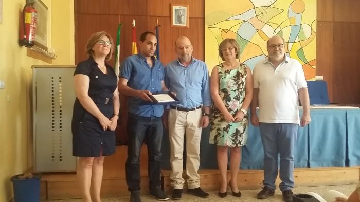Asecoc premia a Luis Miguel Crespo por obtener el mejor expediente en la especialidad de Mecánica del IES Alagón