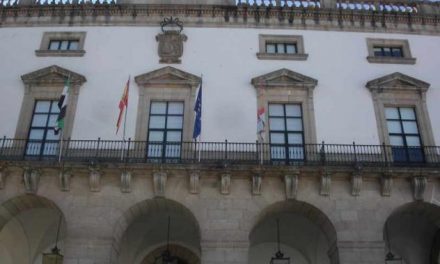 El Ayuntamiento de Cáceres recibe de la Junta una parcela de 1.111 metros cuadrados en la Dehesa de los Caballos
