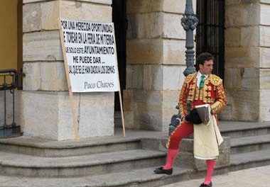 Un novillero protesta frente al Ayuntamiento de Badajoz con el traje de luces para pedir una oportunidad