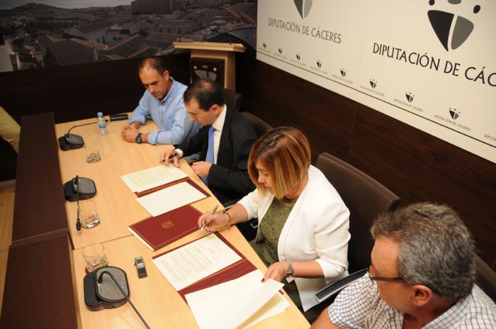 Diputación y Confederación Hidrográfica firman el convenio de cesión de la carretera Moraleja-Vegaviana