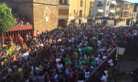 Cientos de jóvenes dan la bienvenida a San Buenaventura durante el pregón de fiestas