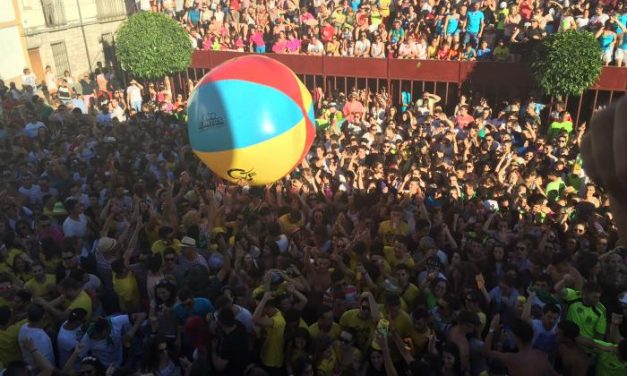 Cientos de jóvenes dan la bienvenida a San Buenaventura durante el pregón de fiestas