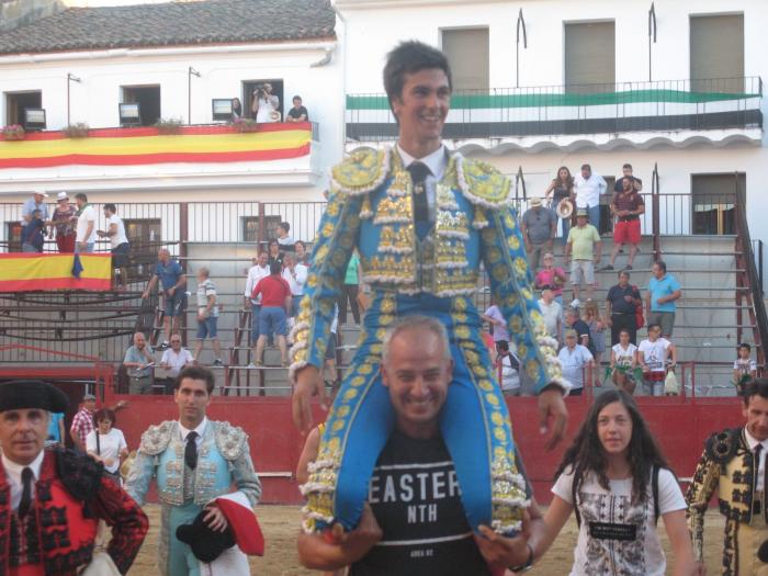 El novillero extremeño Alejandro Fermín sale a hombros de la Plaza de Toros de Moraleja