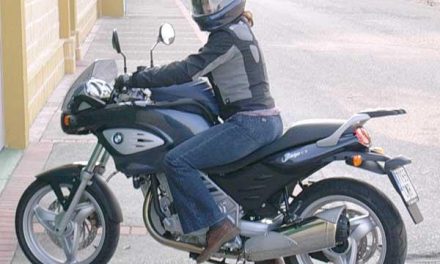 Tráfico denuncia en Extremadura a 10 conductores por no llevar puesto el casco de la moto