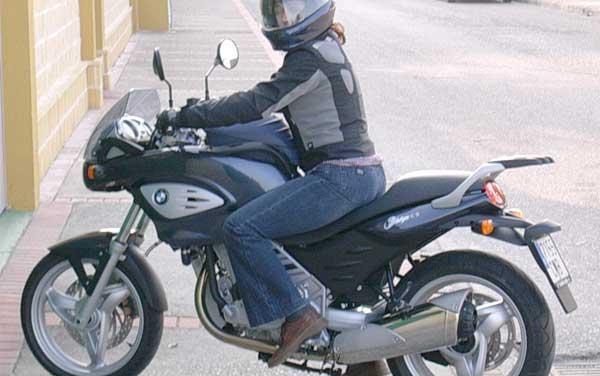 Tráfico denuncia en Extremadura a 10 conductores por no llevar puesto el casco de la moto