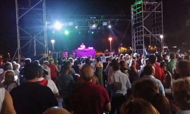 Cientos de personas disfrutan de la fiesta temática de los 80 en La Plaza de la Encomienda de Moraleja
