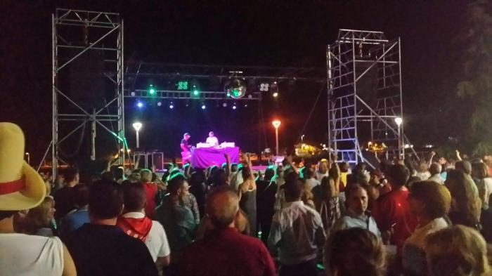 Cientos de personas disfrutan de la fiesta temática de los 80 en La Plaza de la Encomienda de Moraleja