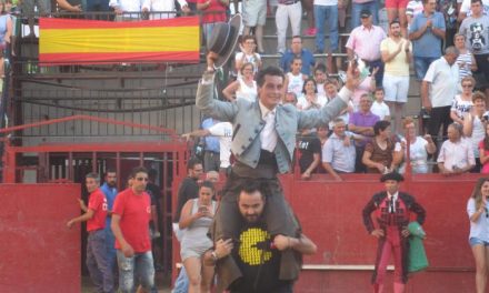 El rejoneador Mario Pérez Langa sale a hombros de la Plaza de Toros de Moraleja tras cortar cuatro orejas