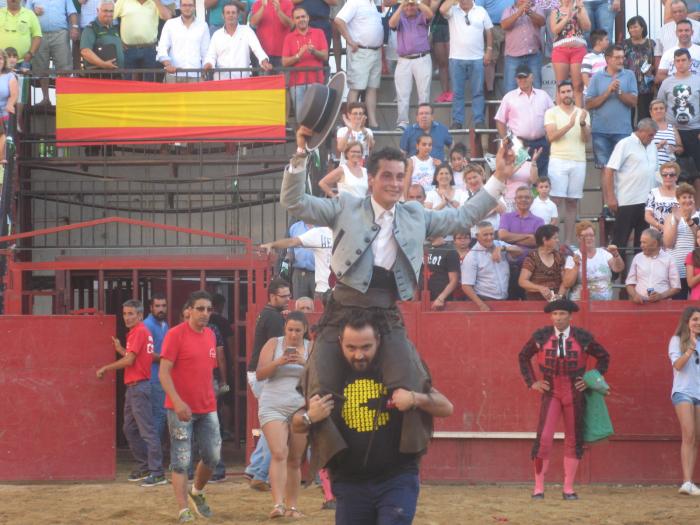 El rejoneador Mario Pérez Langa sale a hombros de la Plaza de Toros de Moraleja tras cortar cuatro orejas