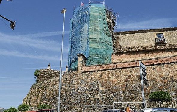 El Obispado de Plasencia inicia las obras de consolidación del torreón de la barbacana de la muralla