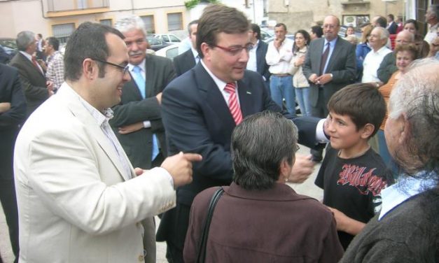 El presidente de la Junta  inaugura una guardería en Ceclavín y el nuevo centro médico de Pescueza