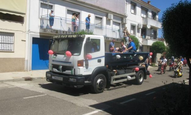 Bastantes vehículos participan este domingo en la procesión en honor a San Cristóbal de Moraleja