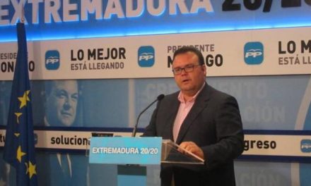 El diputado del PP, Hipólito Pacheco, critica que la Junta de Extremadura cierre por vacaciones