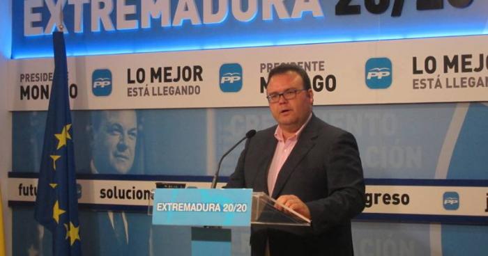 El diputado del PP, Hipólito Pacheco, critica que la Junta de Extremadura cierre por vacaciones