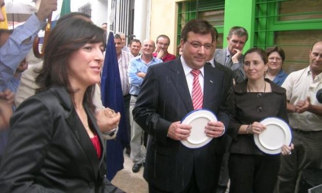 El presidente de la Junta  inaugura una guardería en Ceclavín y el nuevo centro médico de Pescueza