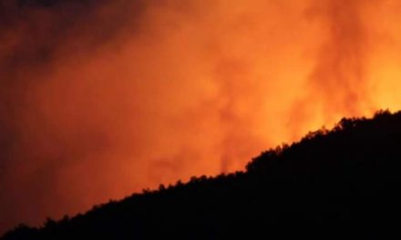Los efectivos del Infoex trabajan en la extinción de un incendio en la Garganta de los Infiernos