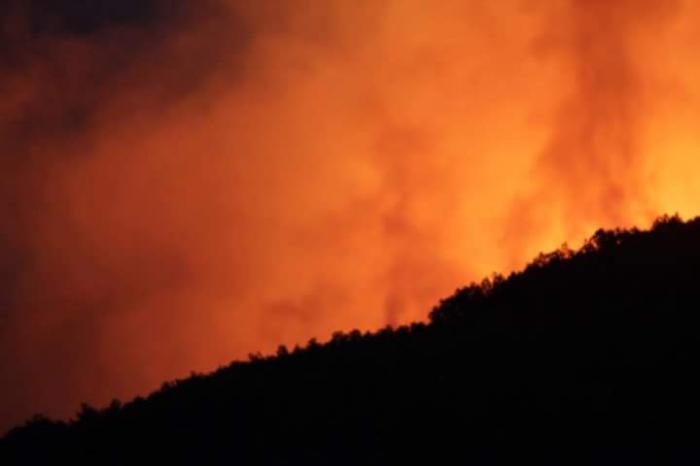 Los efectivos del Infoex trabajan en la extinción de un incendio en la Garganta de los Infiernos