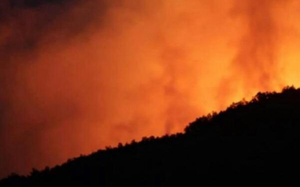 Las condiciones del viento reactivan el incendio del Valle del Jerte la noche del sábado