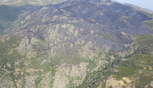 Los medios aéreos estabilizan de nuevo el incendio de la Garganta de los Infiernos en el Valle del Jerte