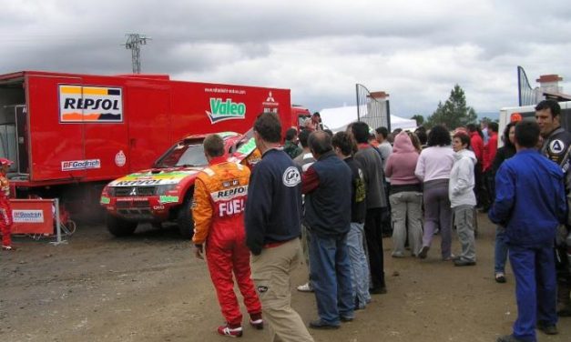 Valverde del Fresno acoge una parada del IV Rally Transibérico con la asistencia de cientos de aficionados