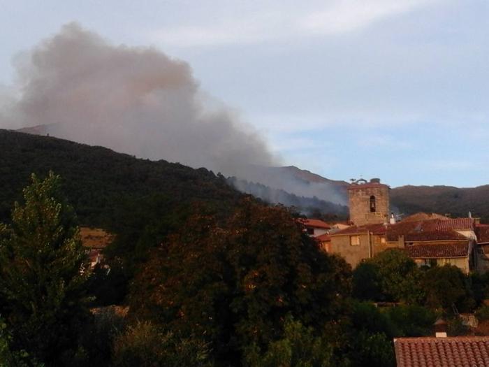 El incendio de San Martín de Trevejo continúa activo pero evoluciona de manera positiva