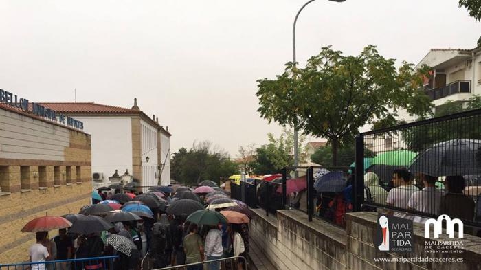 El casting de Juego de Tronos arranca en Malpartida bajo una intensa lluvia y con éxito de público
