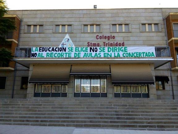El colegio Santísima Trinidad de Plasencia se manifiesta en contra de los recortes en Secundaria e Infantil