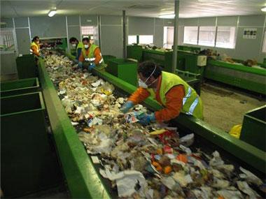 Cada ciudadano extremeño genera 390 kilos de basura al año, por debajo de la media nacional que es de 500 kg.