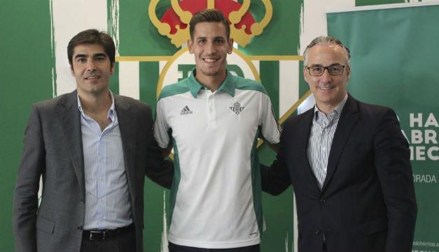 El placentino Álex Alegría renueva por cuatro años con el Real Betis Balompié hasta junio de 2021