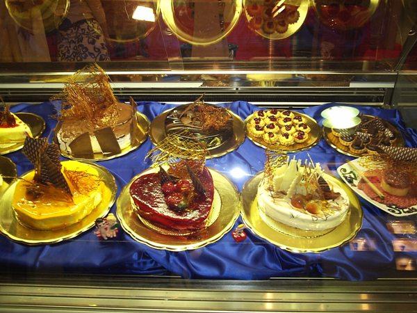 Roban de madrugada en una pastelería de la calle Talavera de Plasencia para llevarse sólo dos tartas