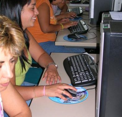 La Junta concede ayudas para la compra de un ordenador a familias con hijos matriculados en ESO