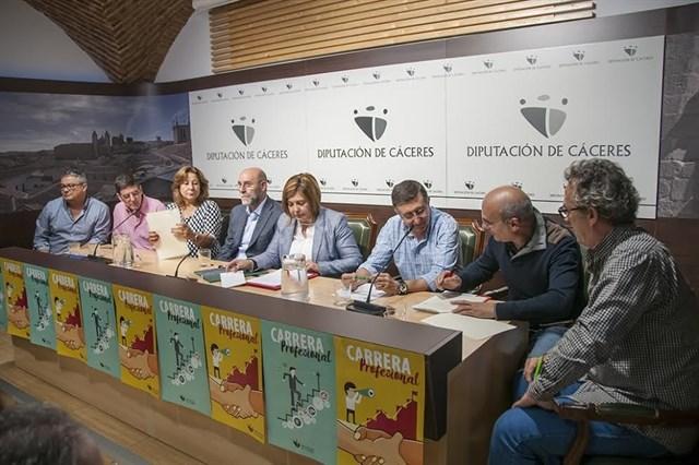 La Diputación de Cáceres y los sindicatos acuerdan poner en marcha la carrera profesional a 845 empleados