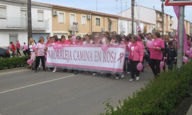 Alrededor de 1.500 personas participan en la Marcha Rosa contra el cáncer de mama celebrada en Moraleja