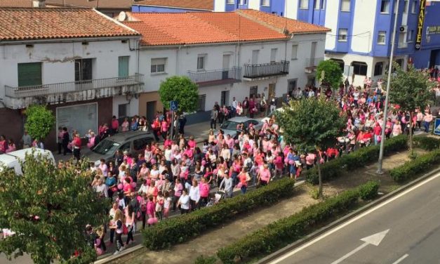 Alrededor de 1.500 personas participan en la Marcha Rosa contra el cáncer de mama celebrada en Moraleja