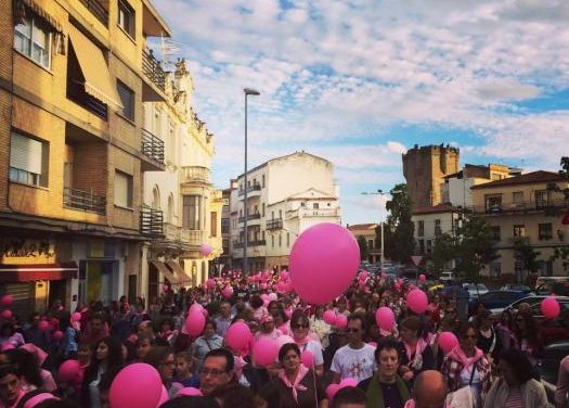 La Marcha Rosa de Coria cuenta con numeroso público ataviado con camisetas y pañuelos rosas