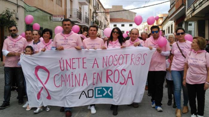 La Marcha Rosa de Coria cuenta con numeroso público ataviado con camisetas y pañuelos rosas