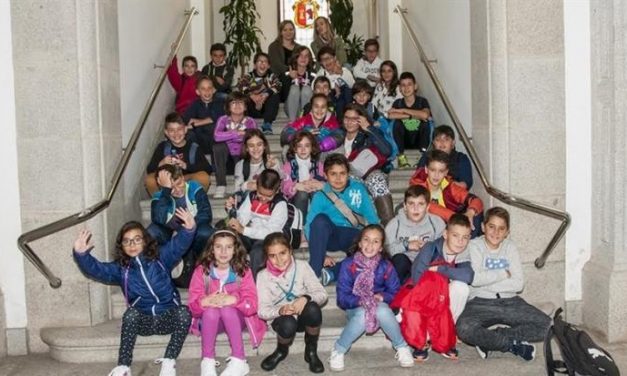 Escolares de Malpartida y Valdeobispo conocen los entresijos de la Diputación de Cáceres