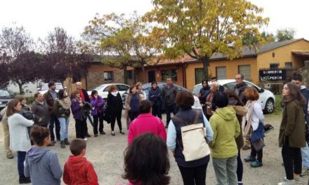 Decenas de personas participan en las quedadas grulleras y talleres infantiles celebrados en Moraleja