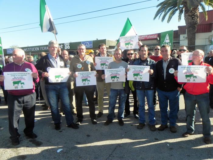 Unos 1.000 ganaderos de la región protestan en Trujillo por la incidencia de la tuberculosis bovina