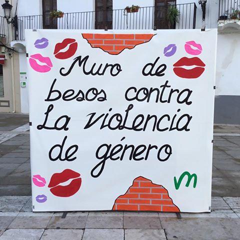 Moraleja llena de besos el municipio este martes para luchar contra la violencia de género