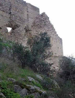 El fuerte temporal de lluvia y viento provoca el derrumbe del torreón del Castillo de Marmionda de Portezuelo