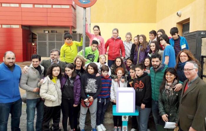 La ciudad de Plasencia cuenta con una papelera de chicles realizada por alumnos desde este viernes