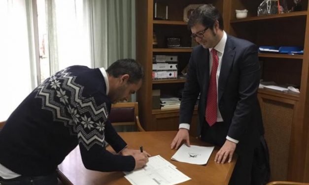 Coria y Moraleja firman sendos convenios con una entidad bancaria para sufragar proyectos sociales