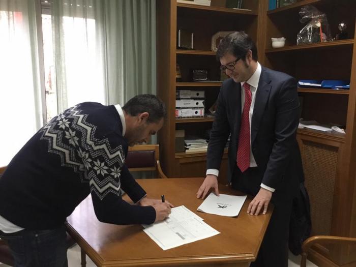 Coria y Moraleja firman sendos convenios con una entidad bancaria para sufragar proyectos sociales