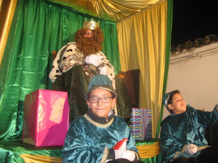 Mayores y pequeños acompañaron a los Reyes Magos en su visita al municipio de Moraleja